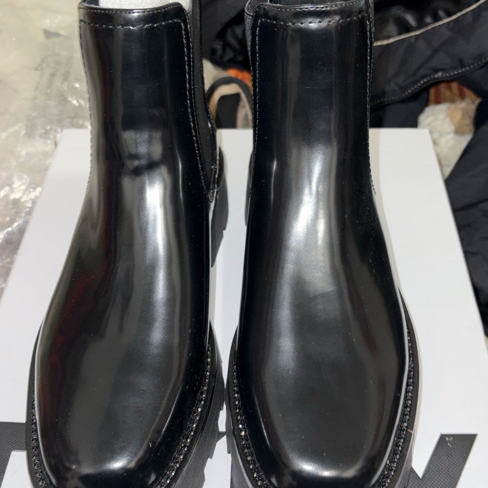 DKNY Black Chelsea Boots Sleek Leather Design (used) (good condition)